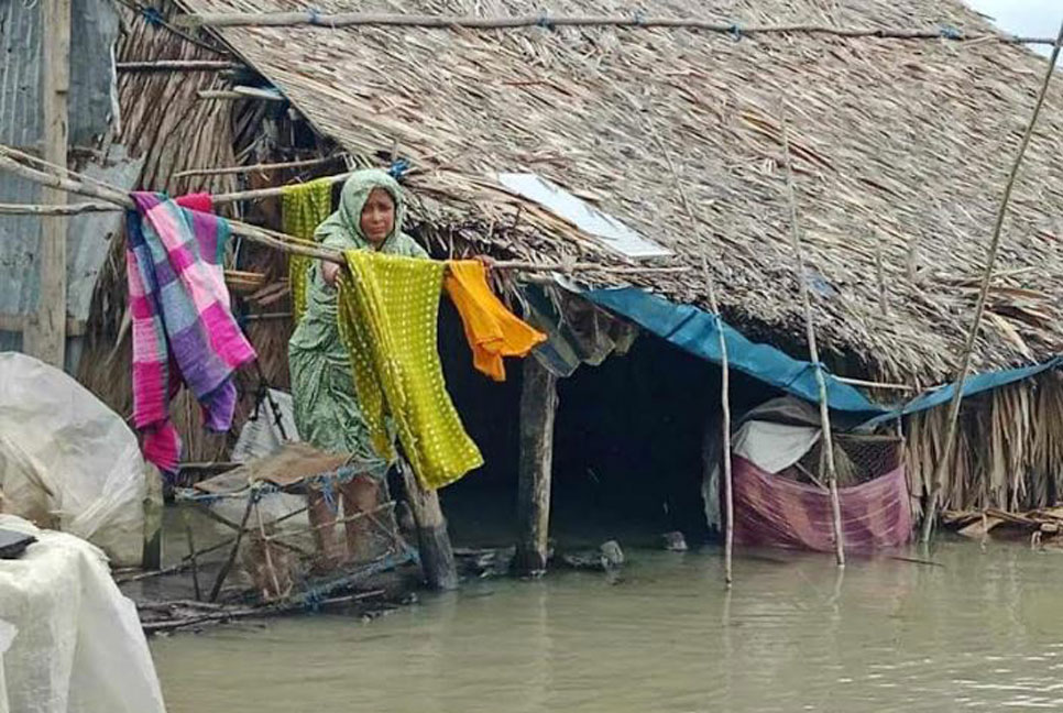 'রিমাল' তাণ্ডবে খুলনার ৬ পয়েন্টে বেড়িবাঁধে ভাঙন, বিস্তীর্ণ এলাকা প্লাবিত