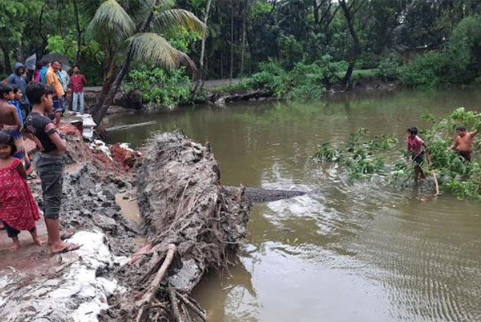 রিমালের প্রভাবে লক্ষ্মীপুরে ঘরবাড়ি বিধ্বস্ত, নিহত ১