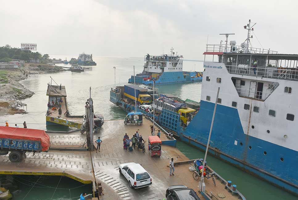 ৩৬ ঘণ্টা পর দৌলতদিয়া-পাটুরিয়ায় ফেরি চলাচল স্বাভাবিক