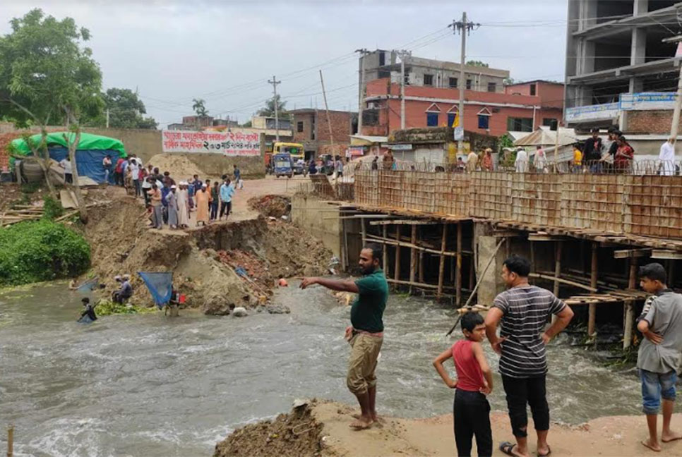 আখাউড়ায় বিকল্প সড়ক ভেঙে যান চলাচল বন্ধ