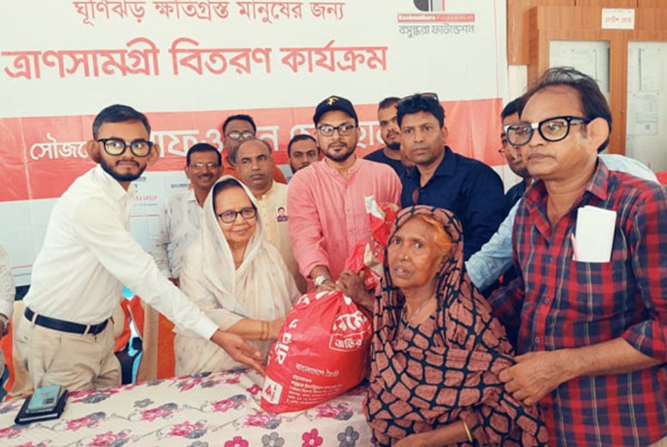 মোংলা-রামপালে ঘূর্ণিঝড়ে ক্ষতিগ্রস্তদের পাশে বসুন্ধরা গ্রুপ

