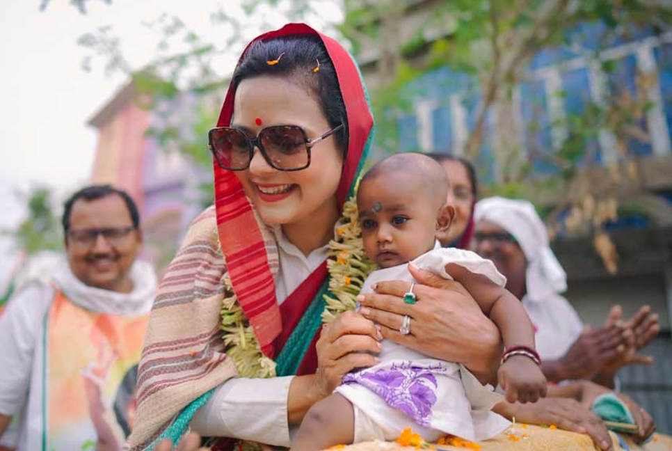 ‘মোদিকে চোখ রাঙানো’ মহুয়ার বাজিমাত