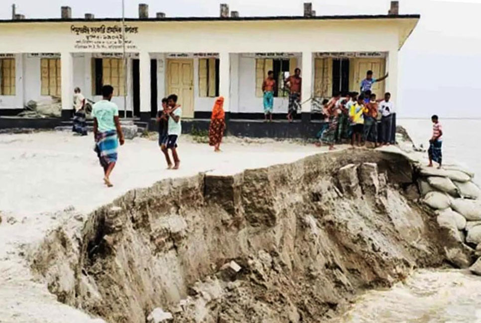 বগুড়ায় নদী ভাঙনের কবলে সরকারি প্রাথমিক বিদ্যালয়