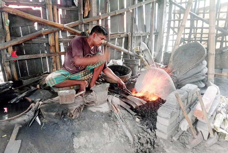 ঈদকে ঘিরে কামার পল্লীতে নেই কোনো ব্যস্ততা  