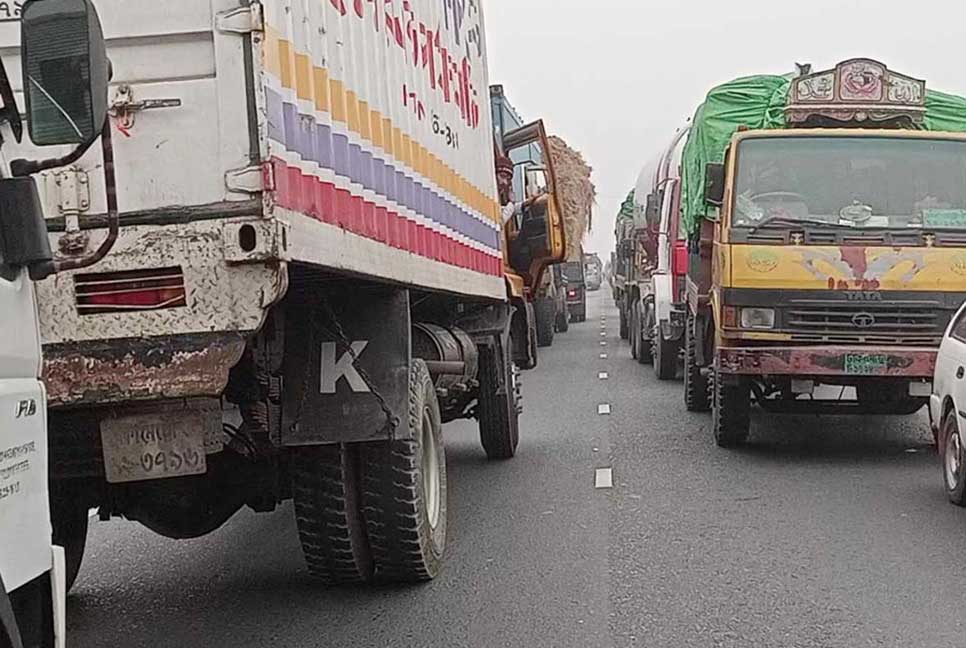 বঙ্গবন্ধু সেতু মহাসড়কে ধীরগ‌তি 