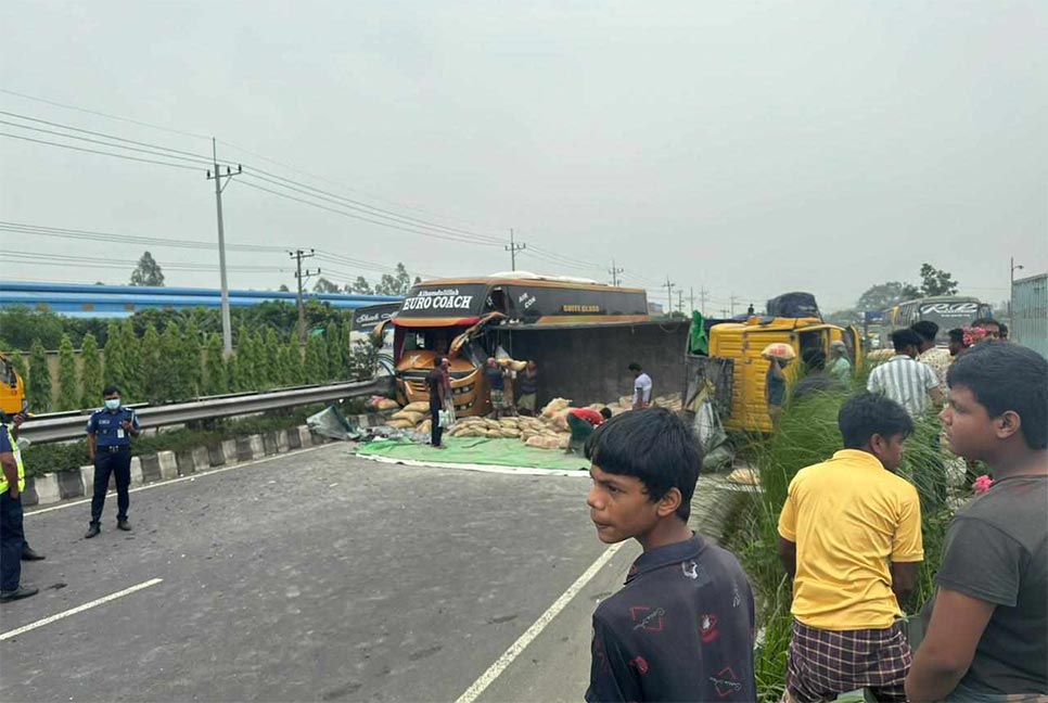 বঙ্গবন্ধু সেতু মহাসড়কে উল্টে গেছে ট্রাক 