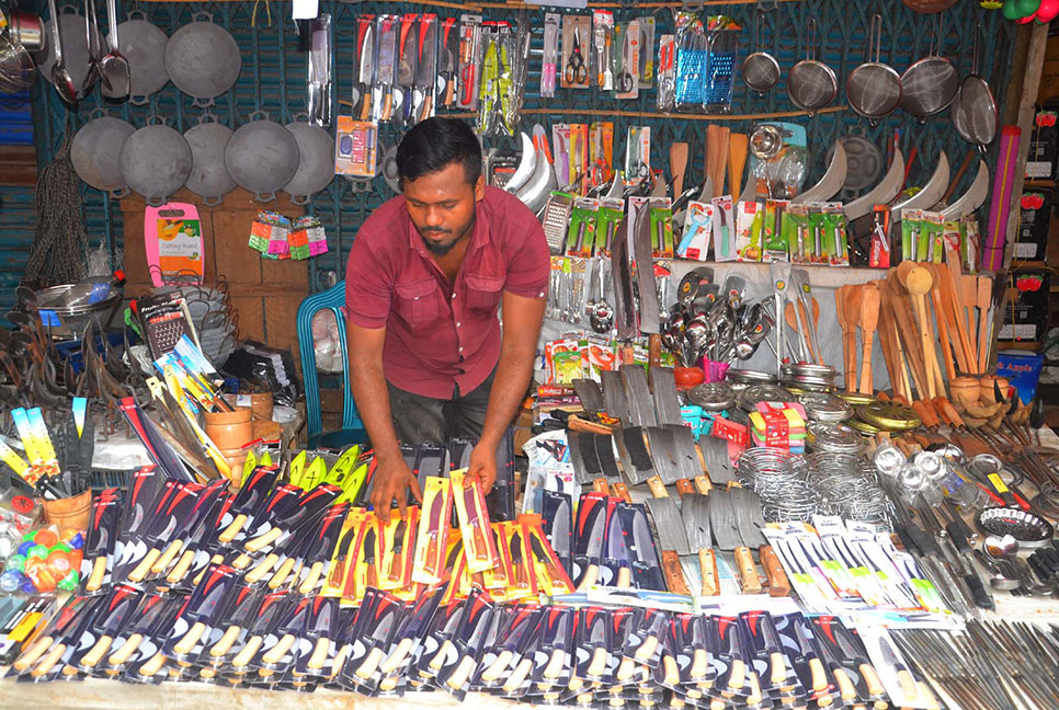 ক্রেতা সংকটে বগুড়ার কামার শিল্পীরা