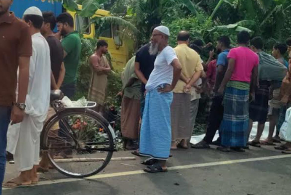 কুমিল্লায় কাভার্ডভ্যানের পেছনে ট্রাকের ধাক্কা, নিহত ২