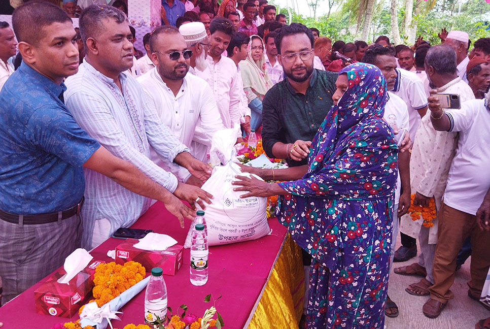 মোরেলগঞ্জ ৫০০ পরিবারের মাঝে খাদ্য সহায়তা বিতরণ