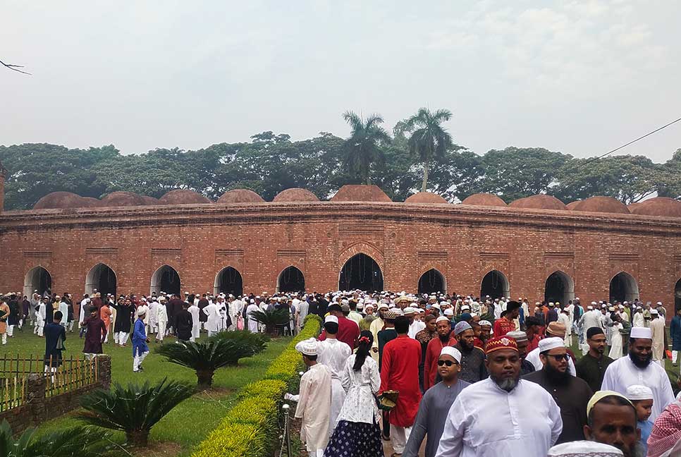 বিশ্ব ঐতিহ্য ষাটগুম্বুজ মসজিদে ঈদের জামাত অনুষ্ঠিত