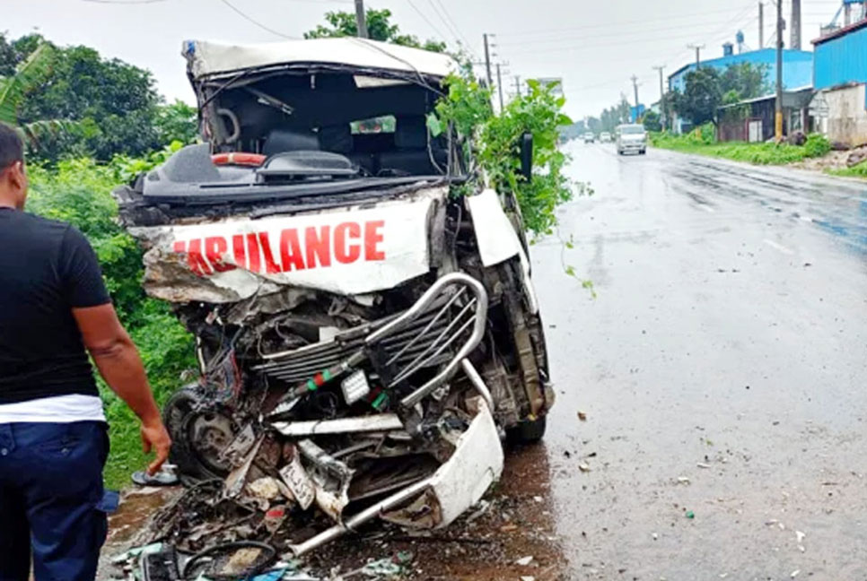 ফুলবাড়ীতে রোগীসহ অ্যাম্বুলেন্স-বাস সংঘর্ষ, নিহত ১