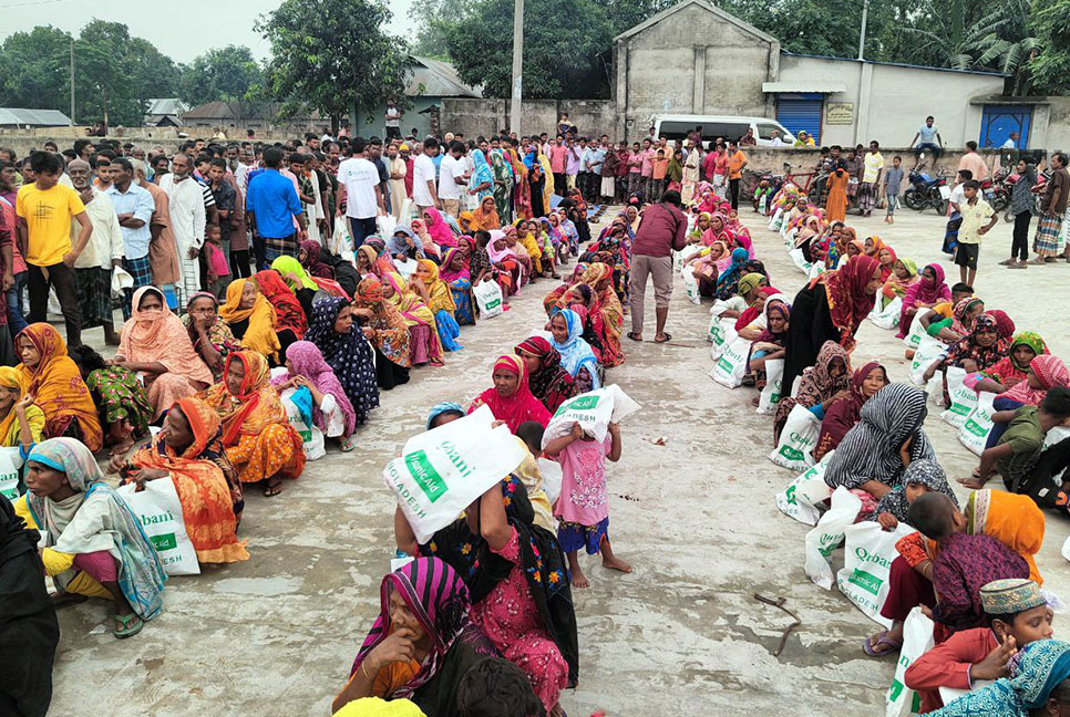 খানসামায় ঈদ উপহার হিসেবে 
গরুর মাংস পেল ১৩শ পরিবার