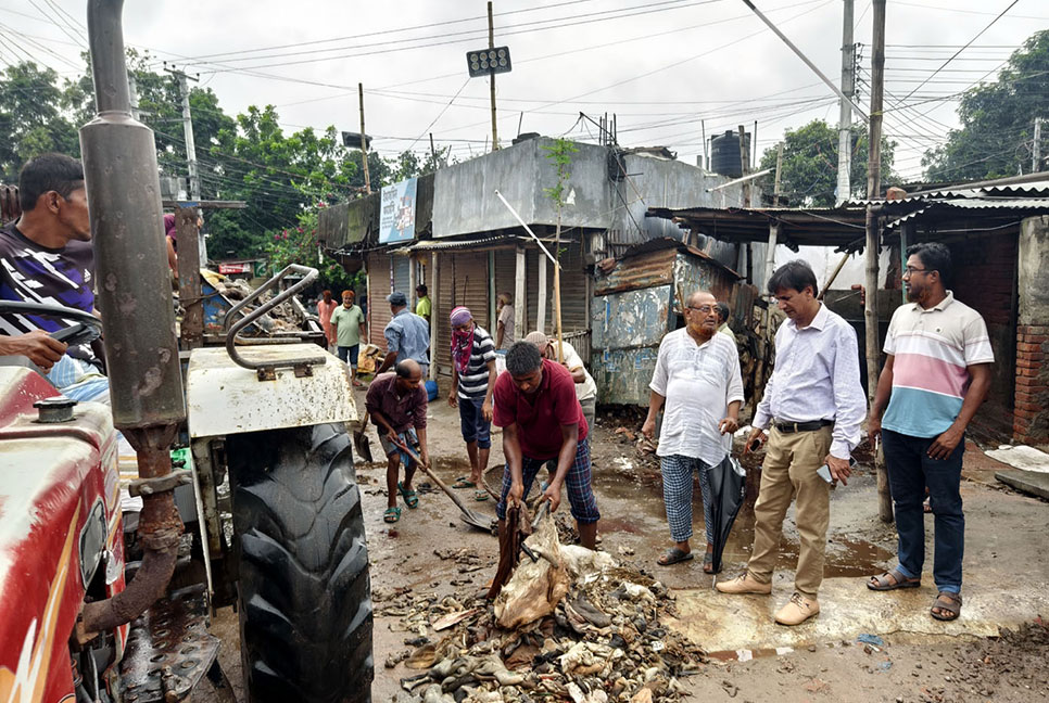 দিনাজপুরে পশুর বর্জ্য অপসারণে
 ব্যস্ত পৌরসভার পরিচ্ছন্নতা কর্মীরা