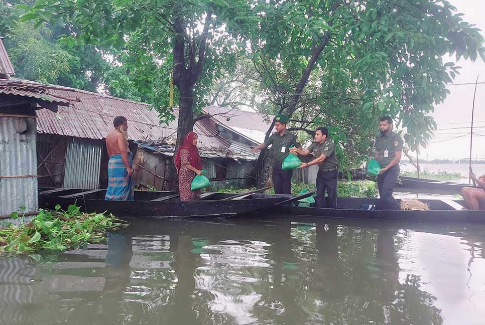 সিলেট-সুনামগঞ্জে বন্যাদুর্গতদের পাশে আনসার ও গ্রাম প্রতিরক্ষা বাহিনী