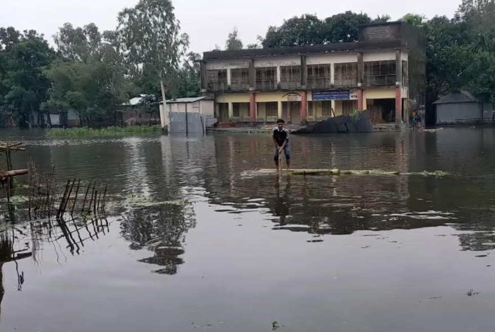 বিপৎসীমার উপরে তিস্তার পানি

