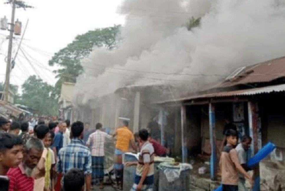 হবিগঞ্জে অগ্নিকাণ্ডে ৩ ব্যবসা প্রতিষ্ঠান পুড়ে ছাই

