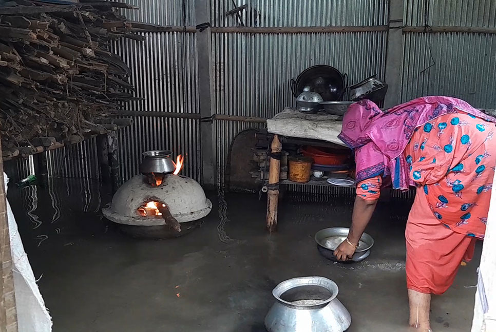 লালমনিরহাটে বানভাসিদের দুর্ভোগ চরমে, বিশুদ্ধ খাদ্য-পানির সংকট