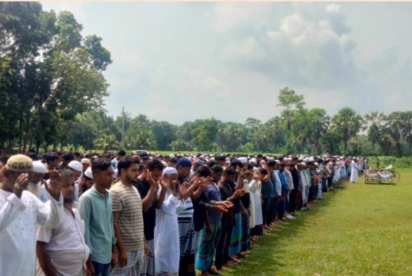 সেতু ভেঙে মাইক্রোবাস খালে: শিবচরের ৭ জনের দাফন সম্পন্ন