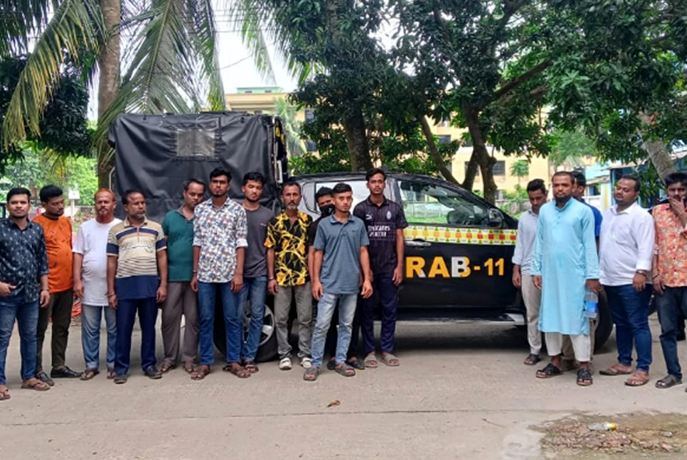 চাঁদপুরে পাসপোর্ট দালাল চক্রের ১৬ সদস্য গ্রেফতার