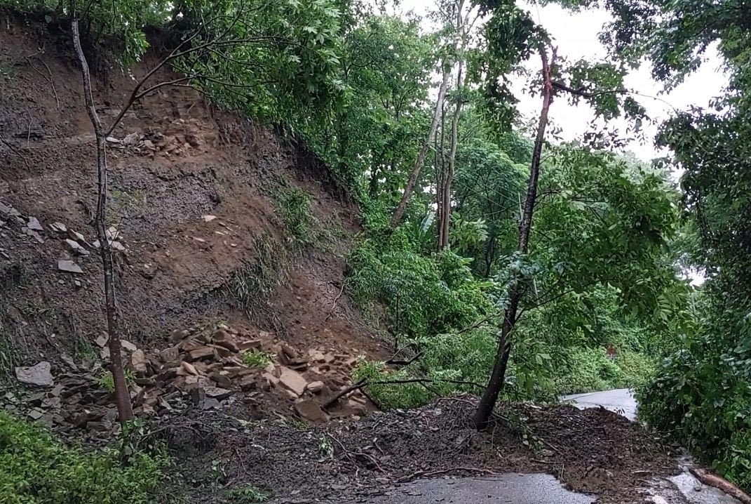 খাগড়াছড়িতে পাহাড় ধস, ঢাকা ও চট্টগ্রামের সঙ্গে সড়ক যোগাযোগ বন্ধ 