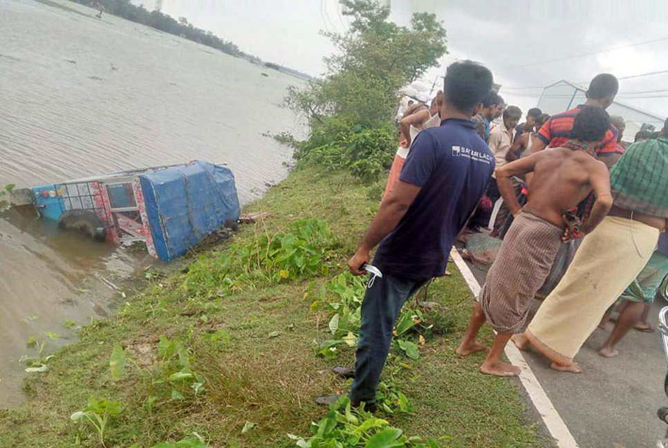 ট্রাকের ধাক্কায় পানিতে টমটম, প্রাণ গেল চালকের

