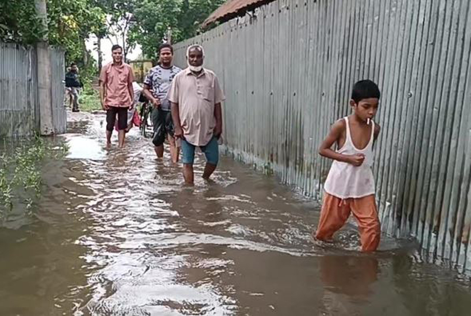 হাঁটুপানিতে ডুবে আছে পঞ্চগড়ের হঠাৎপাড়া গ্রাম