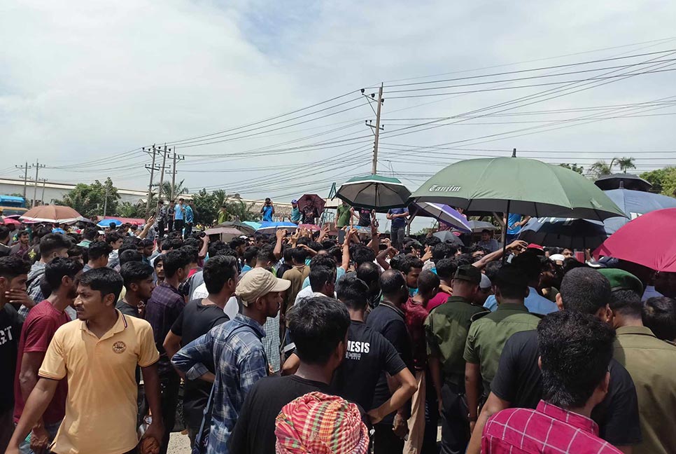 কুমিল্লা বিশ্ববিদ্যালয় শিক্ষার্থীদের মহাসড়ক অবরোধ 