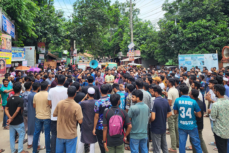 টাঙ্গাইলে কোটা সংস্কারের দাবিতে সড়ক অবরোধ