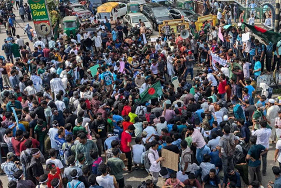 সায়েন্সল্যাব মোড় অবরোধ করে শিক্ষার্থীদের বিক্ষোভ, যানচলাচল বন্ধ

