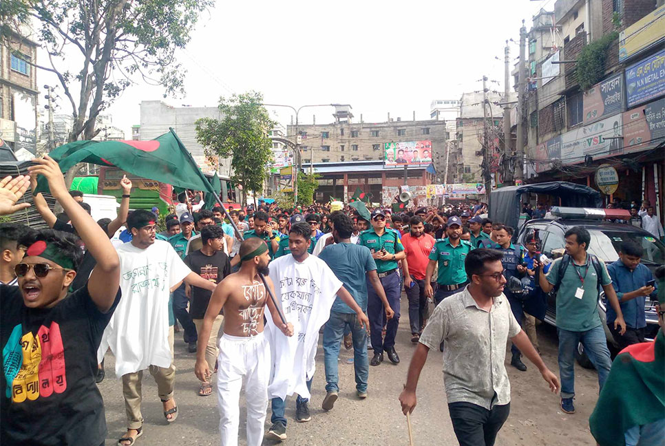 পুলিশি ব্যারিকেড ভেঙে গুলিস্তান অভিমুখে কোটা আন্দোলনকারীরা 