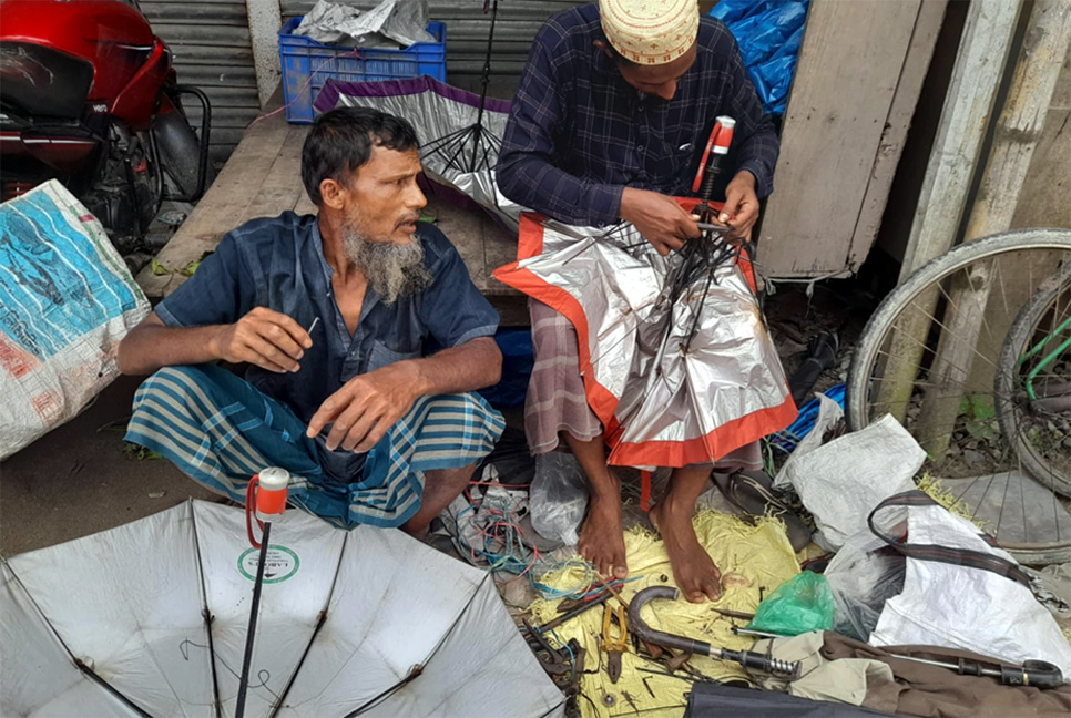 বর্ষায় ছাতা কারিগরদের কদর বেড়েছে

