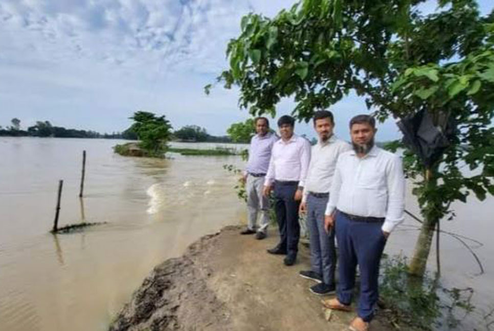 ফুলপুরে বন্যার পানিতে ক্ষতিগ্রস্ত এলাকা পরিদর্শনে ইউএনও 