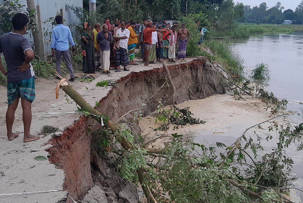 টাঙ্গাইলে ব্রিজের সংযোগ সড়ক ভেঙে যোগাযোগ বিচ্ছিন্ন