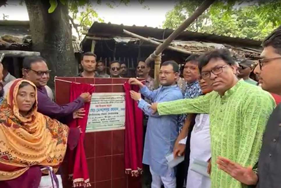 চাঁপাইনবাবগঞ্জে ৪ রাস্তা ২ ড্রেন নির্মাণ কাজের উদ্বোধন