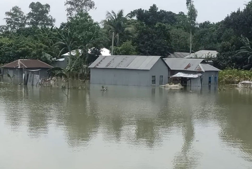 সিরাজগঞ্জে কমছে বন্যার পানি, বাড়ছে দুর্ভোগ