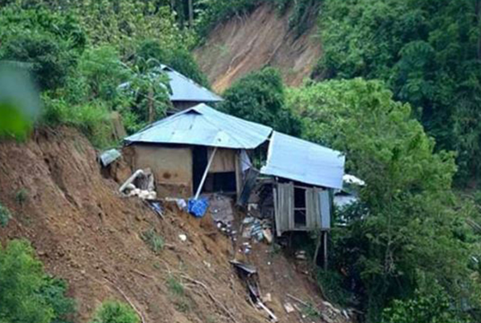 কক্সবাজারে পাহাড় ধস, শিশুসহ ২ জনের প্রাণহানি