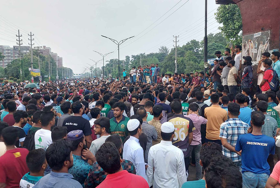 দাবি আদায়ে লাগাতার অবরোধ কর্মসূচির হুঁশিয়ারি জাবি শিক্ষার্থীদের