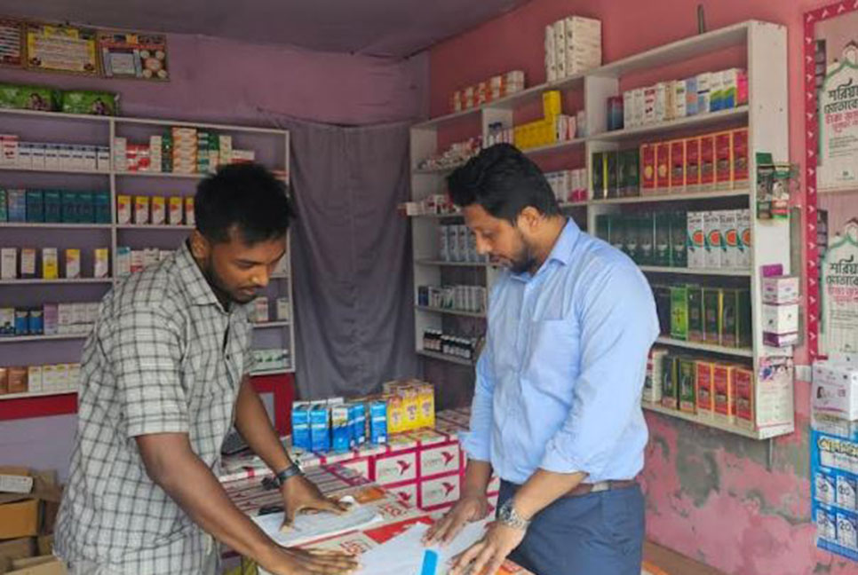 প্রেসক্রিপশন ছাড়া এন্টিবায়োটিক বিক্রি, ফার্মেসি মালিককে জরিমানা