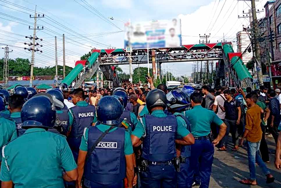 পুলিশের বাধা উপেক্ষা করে শাবি শিক্ষার্থীদের মহাসড়ক অবরোধ