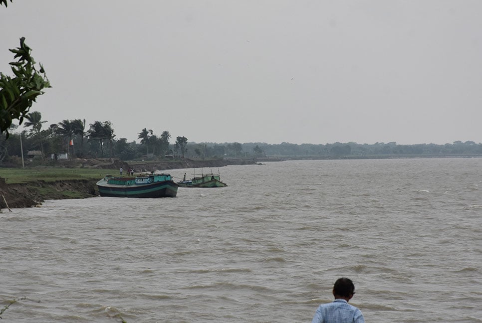 রাজবাড়ীতে বিপৎসীমার ওপরে পদ্মার পানি