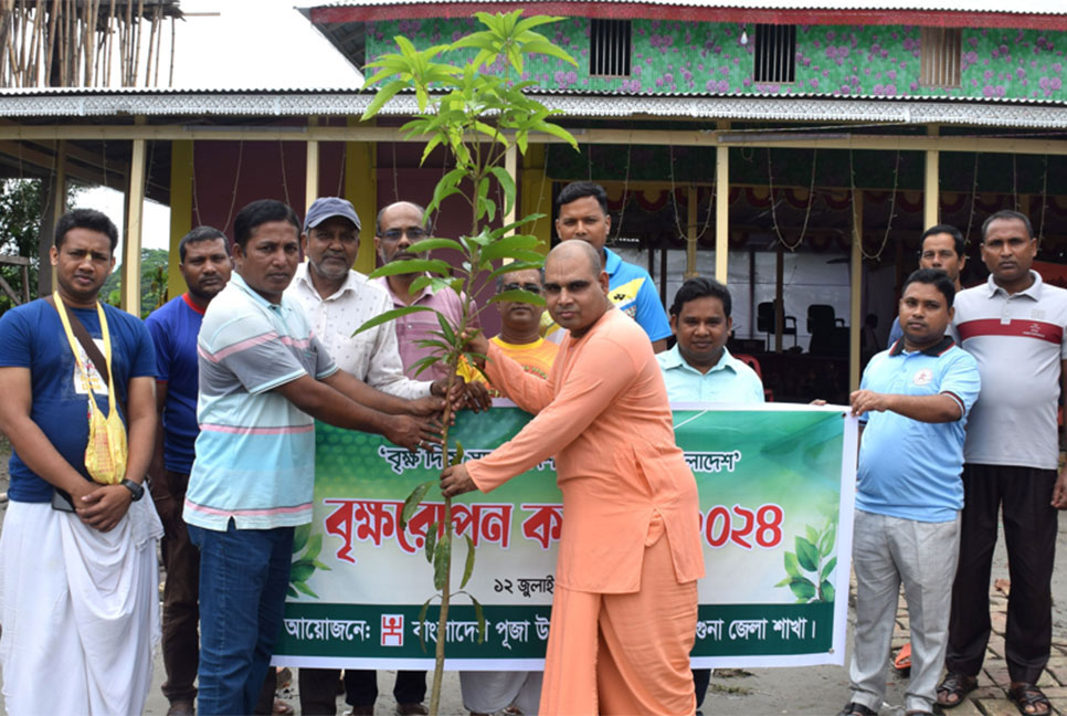 বরগুনায় বৃক্ষরোপণ কর্মসূচির উদ্বোধন