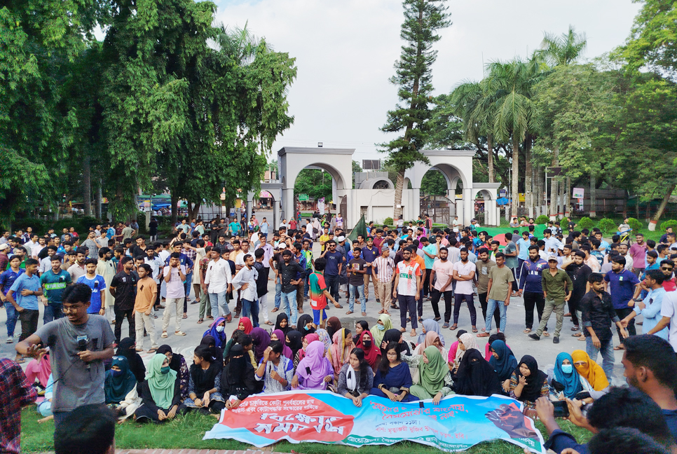 শিক্ষার্থীদের ওপর হামলার প্রতিবাদে ইসলামী বিশ্ববিদ্যালয়ে বিক্ষোভ

