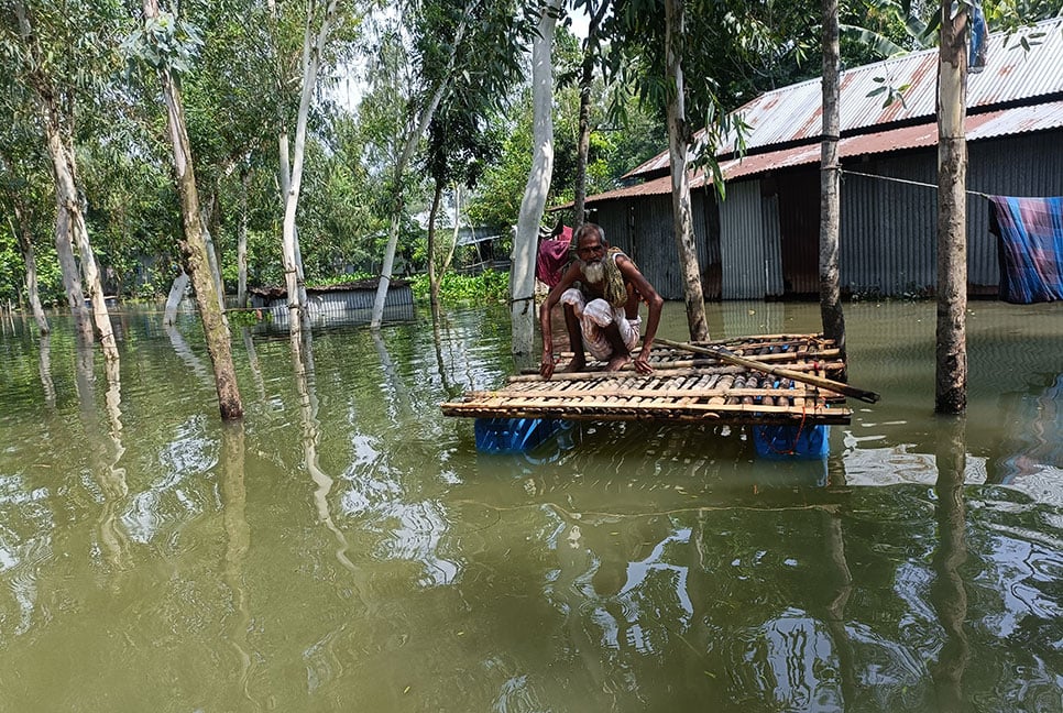 কমছে যমুনার পানি, তবে কমেনি বানভাসিদের দুর্ভোগ