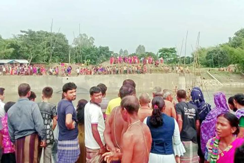 পা পিছলে নদীতে পড়ে যাওয়া যুবকের লাশ উদ্ধার, নিখোঁজ আরও এক