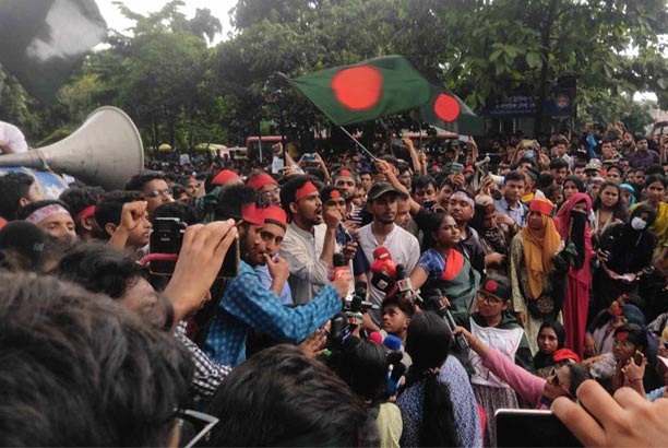 সরকারকে ২৪ ঘণ্টার আলটিমেটাম আন্দোলনকারী শিক্ষার্থীদের