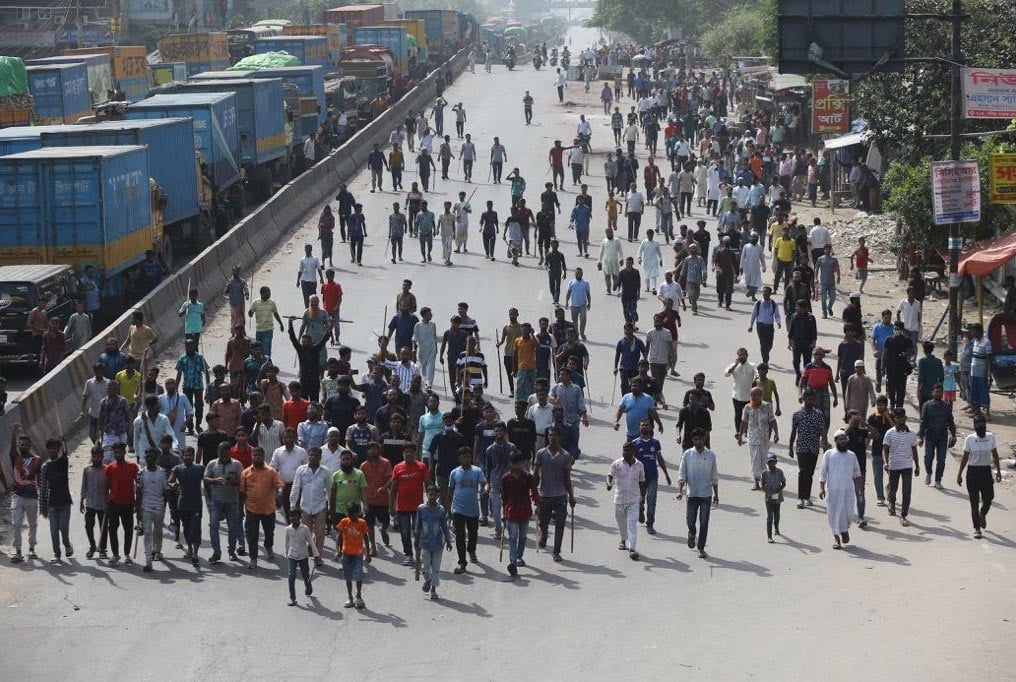 ঢাকা-চট্টগ্রাম মহাসড়কে আটকে আছে শত শত যানবাহন