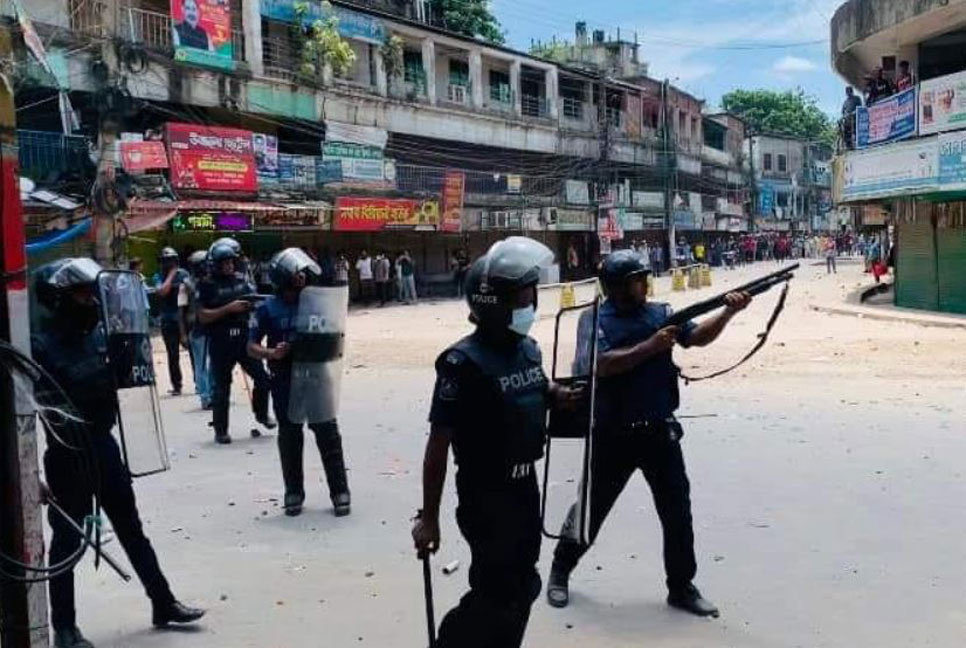 টাঙ্গাইলে দফায় দফায় সংঘর্ষ, আওয়ামী লীগ কার্যালয় ভাঙচুর

