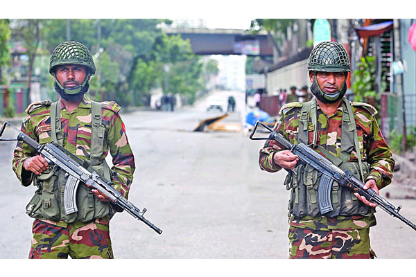 সতর্ক অবস্থানে সেনা সদস্যরা