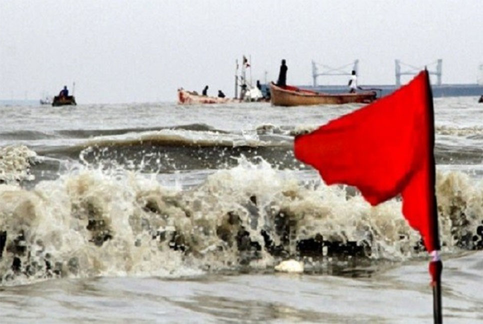 ৬ দিন পর সমুদ্রবন্দর থেকে নামল সতর্কতা সংকেত