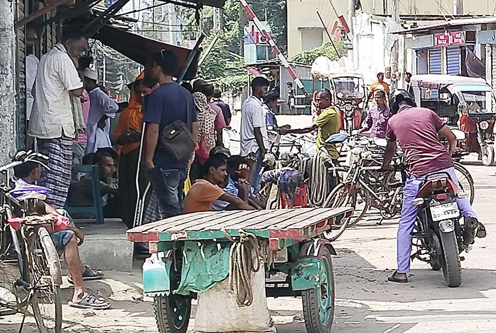 বাড়ি থেকে বের হলেও 
কাজের অভাব দিনমজুরদের